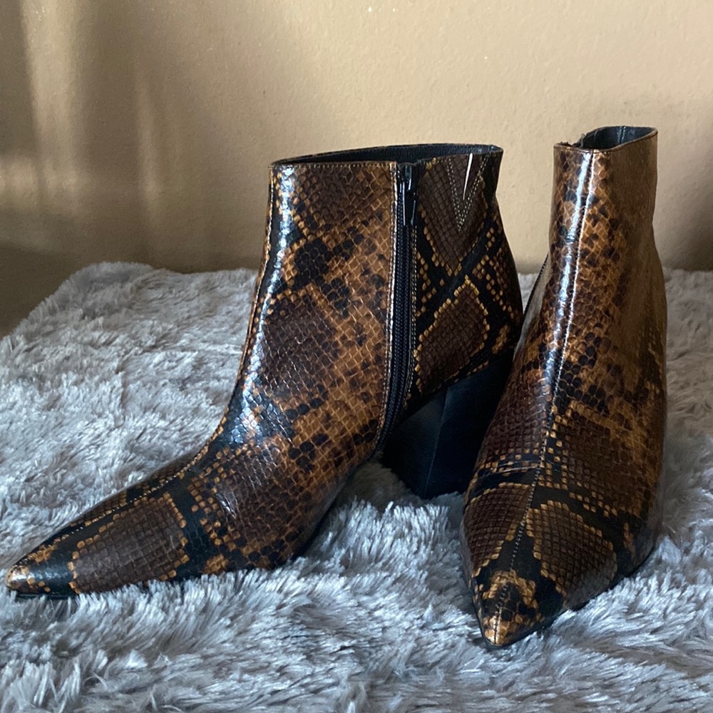 Size 9 Jeffrey Campbell brown, lizard booties